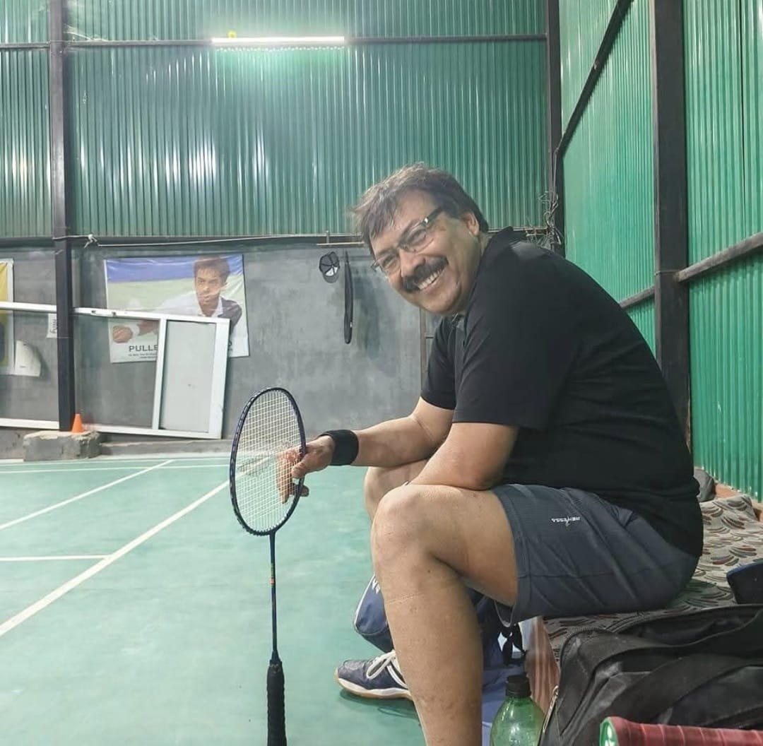 The founder of SSAB courtside with his racket